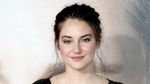 Seksinya Shailene Woodley dengan Dress Gold