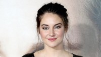 Aktris berusia 25 tahun itu terlihat seksi dengan memamerkan punggung serta belahan dadanya. Frederick M. Brown/Getty Images/detikFoto.