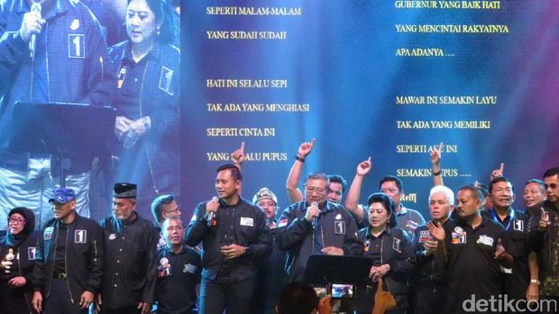 SBY dan Agus Yudhoyono di pertemuan relawan / 