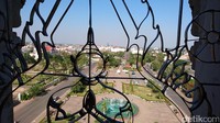 Begitu sampai di atas akan terlihat hamparan bangunan dari penjuru kota. Namun gedung pencakar langit justru terlihat sangat jarang lho (Ahmad Masaul/detikTravel)