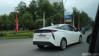 Mobil Prius berwarna putih dipergoki detikOto tengah berseliweran di kawasan Sentul, Bogor, Jawa Barat. Mobil menggunakan pelat putih. Foto: Dina Rayanti