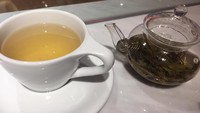 Tutup santap manis dengan menyeruput teh melati yang harum aromatik. Slurrpp!