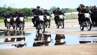 Satgas Brigade Beringin Partai Golkar dilatih pengamanan menggunakan sepeda motor.