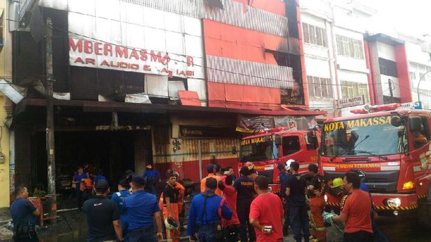 10 Unit mobil Damkar dikerahkan.