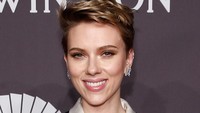 Ia juga tampil dengan gaya rambut barunya tersebut. Brian Ach/Getty Images for Harry Winston