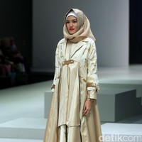 Koleksi Errin Ugaru di Indonesia Fashion Week 2017. Jakarta Convention Center. Senayan. Jakarta. [Foto: Mohammad Abduh/Wolipop]