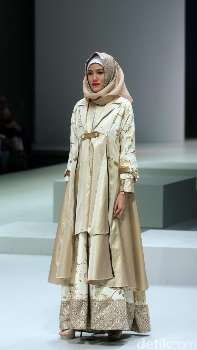 Koleksi Errin Ugaru di Indonesia Fashion Week 2017. Jakarta Convention Center. Senayan. Jakarta. [Foto: Mohammad Abduh/Wolipop]
