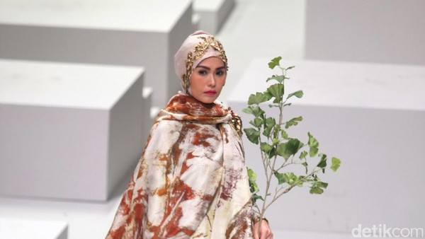 Foto: Koleksi Dian Pelangi for Wardah di Indonesia Fashion Week 2017