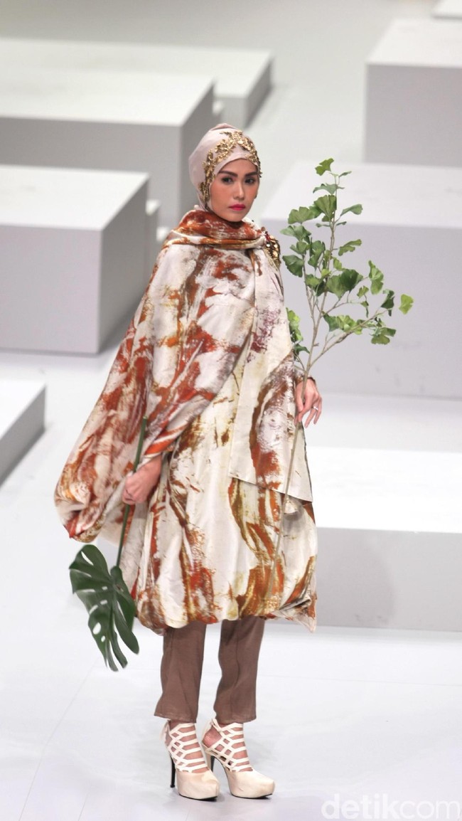 Koleksi terbaru dari Dian Pelangi yang mengusung tema Originality is a by Product of Sincerity di Indonesia Fashion Week 2017. Jakarta Convention Center. Senayan. Jakarta. [Foto: Mohammad Abduh/Wolipop]