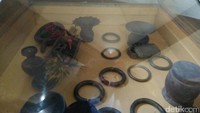 Alat-alat ini dijasikan sebagai perhiasan oleh leluhur. Mulai dari tusuk konde sampai gelang (Bonauli/detikTravel)