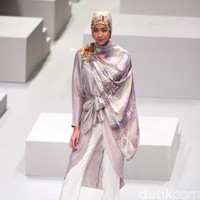 Koleksi terbaru dari Dian Pelangi yang mengusung tema Originality is a by Product of Sincerity di Indonesia Fashion Week 2017. Jakarta Convention Center. Senayan. Jakarta. [Foto: Mohammad Abduh/Wolipop]