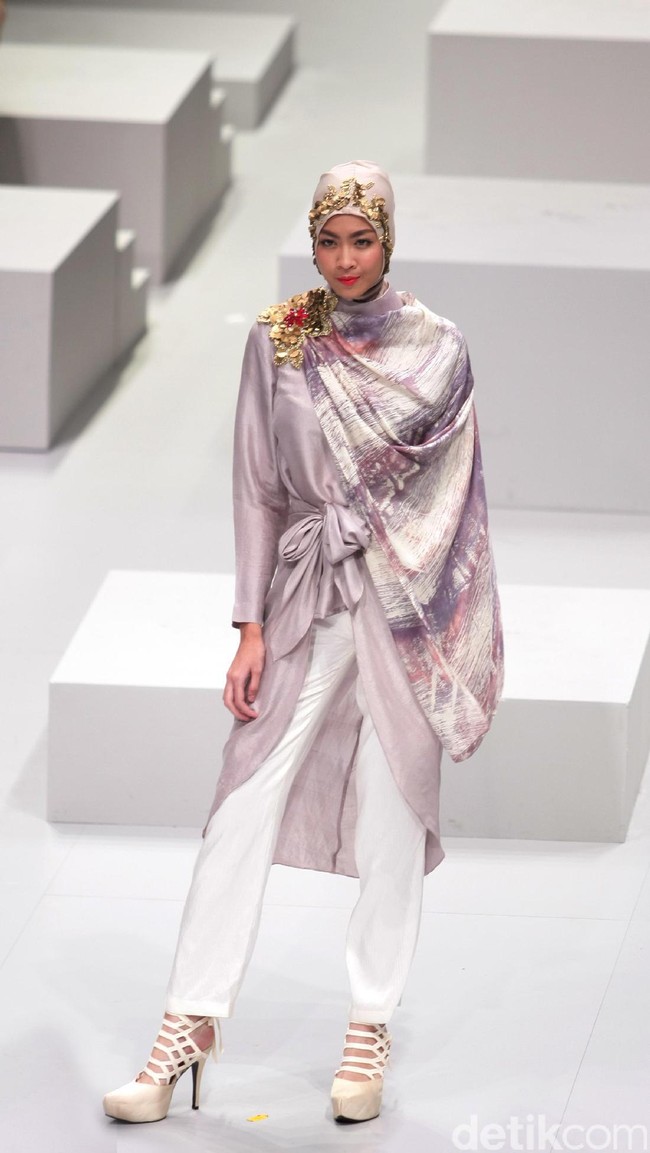 Koleksi terbaru dari Dian Pelangi yang mengusung tema Originality is a by Product of Sincerity di Indonesia Fashion Week 2017. Jakarta Convention Center. Senayan. Jakarta. [Foto: Mohammad Abduh/Wolipop]