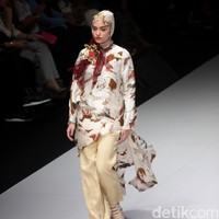 Koleksi terbaru dari Dian Pelangi yang mengusung tema Originality is a by Product of Sincerity di Indonesia Fashion Week 2017. Jakarta Convention Center. Senayan. Jakarta. [Foto: Mohammad Abduh/Wolipop]