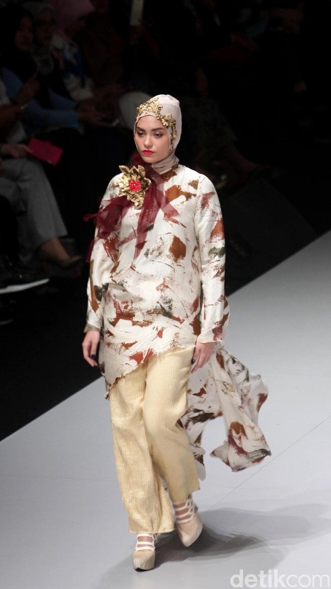 Koleksi terbaru dari Dian Pelangi yang mengusung tema Originality is a by Product of Sincerity di Indonesia Fashion Week 2017. Jakarta Convention Center. Senayan. Jakarta. [Foto: Mohammad Abduh/Wolipop]