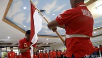Perwakilan Kontingen Indonesia untuk Asian Winter Games 2017 mencium bendera merah putih saat mengikuti acara pelepasan di Audiotorium Kemenpora, Jakarta, Kamis (9/2/2017).