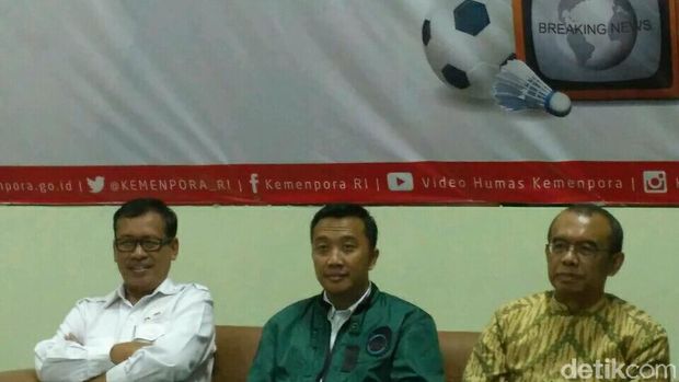 Kue, Bunga Mawar, dan Wejangan dari Menpora di Hari Pers Nasional