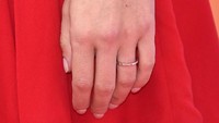 Sebelumnya ia selalu memakai cincin kawin tersebut. Mike Windle/Getty Images