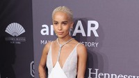 Zoe Kravitz juga tampil dengan gaun putih bertipe plunging gown dengan heels putih. Craig Barritt/Getty Images for FIJI Water