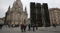 Ini penampakan monumen yang dibangun dari bus di Dresden, Jerman, Rabu (8/2/2017). REUTERS/Matthias Schumann.