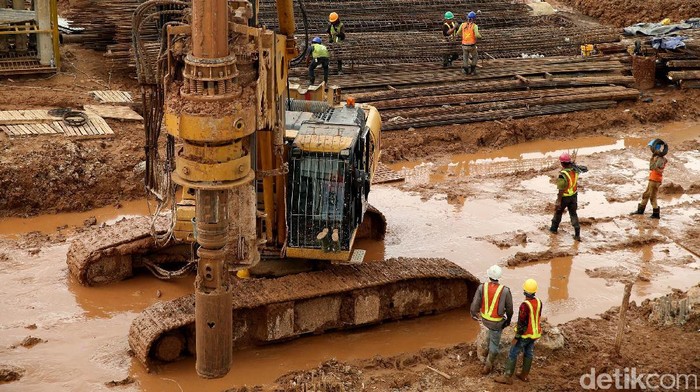 Pekerja tengah mengerjakan proyek peremajaan Pasar Rumput, Manggarai, yang rencananya akan dibangun pasar 3 lantai yang lebih modern.