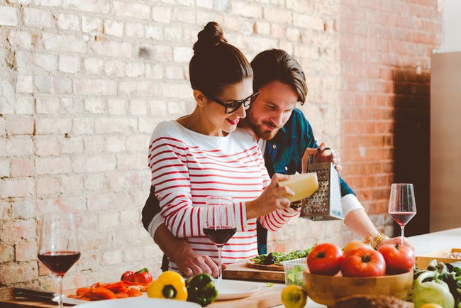 Masak Bersama Pasangan Merupakan Kencan Romantis yang Sehat, Ini Alasannya