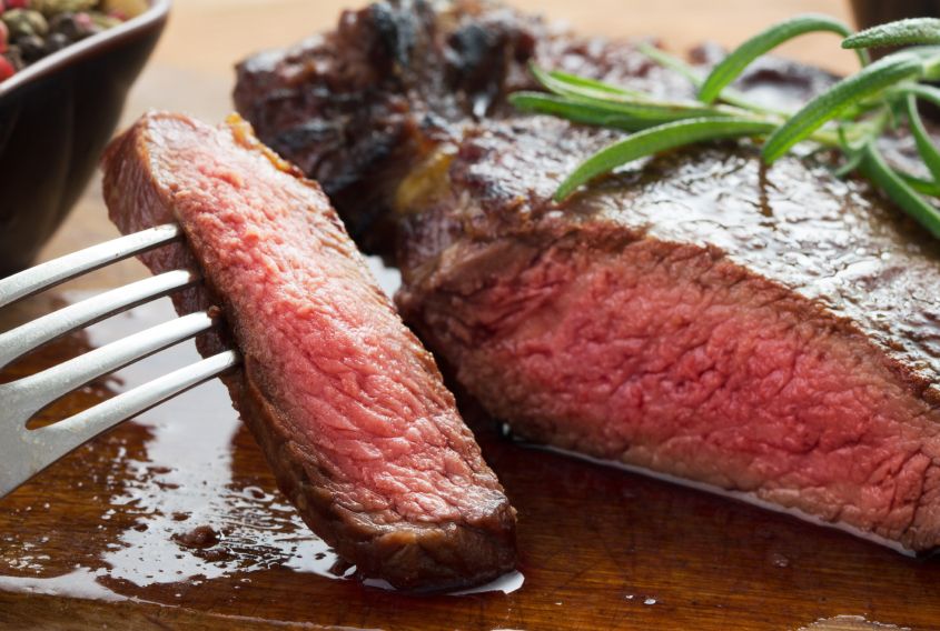 cairan merah pada daging steak