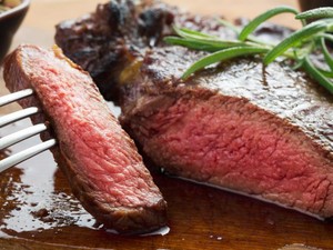 Bukan Darah, Ini Alasan Cairan dalam Steak Berwarna Merah
