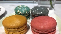 Kalau suka manis, cobalah Ispahan. Macaron ini memadukan jejak asam raspberry dan leci yang segar. Ada juga Salted Egg Yolk yang gurih dengan rasa khas kuning telur asin.