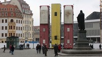 Monumen tersebut dibuat dari tiga bus penumpang. Karya seni tersebut dibuat untuk memperkuat solidaritas dengan warga Aleppo. REUTERS/Matthias Schumann.