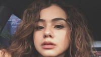 Dara berusia 24 tahun ini sepertinya memilih gaya rambut kriting sebagai gaya rambut andalannya. Dok. Instagram/sahilahisyam