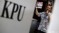 Petugas menjelaskan proses pemungutan suara.