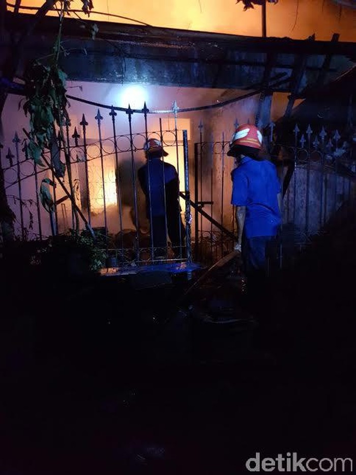 Rumah di Gresik Terbakar Tewaskan Dua Penghuninya