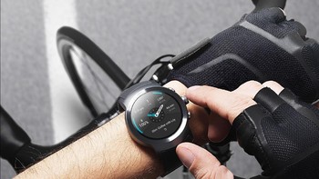 Pakai terus Fitness Tracker. Salah satu resolusi yang paling jamak ditetapkan banyak orang adalah lebih banyak melakukan olah raga. Ini merupakan salah satu solusi terbaik untuk mencapai resolusi tersebut, selain mencegah gadget ini sendiri menjadi sia-sia dan hanya menjadi pemanis laci meja   Setelah digunakan, hal-hal yang perlu diperhatikan berikutnya adalah merancang ulang skema olah raga, membagikan pencapaian di media sosial, serta bersaing secara sehat dengan beberapa teman. (Foto: Dok. LG)