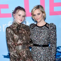 Reese Witherspoon membuktikan bahwa anak bukan halangan dalam mengejar karier. Meski, ia menikah muda dan memiliki anak di usia 23 tahun namun namanya semakin terkenal setelah dia menjadi ibu. Kini putri Reese sudah remaja. Foto: Dok. Getty Images