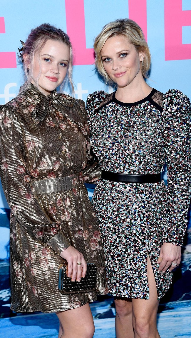 Reese Witherspoon membuktikan bahwa anak bukan halangan dalam mengejar karier. Meski, ia menikah muda dan memiliki anak di usia 23 tahun namun namanya semakin terkenal setelah dia menjadi ibu. Kini putri Reese sudah remaja. Foto: Dok. Getty Images