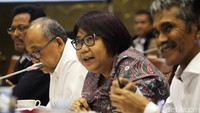 Plt Direktur Utama PT Pertamina Yenni Andayani (tengah) bersama jajarannya mengikuti rapat dengar pendapat dengan Komisi VII DPR di Kompleks Parlemen, Jakarta, Kamis (9/2/2017).