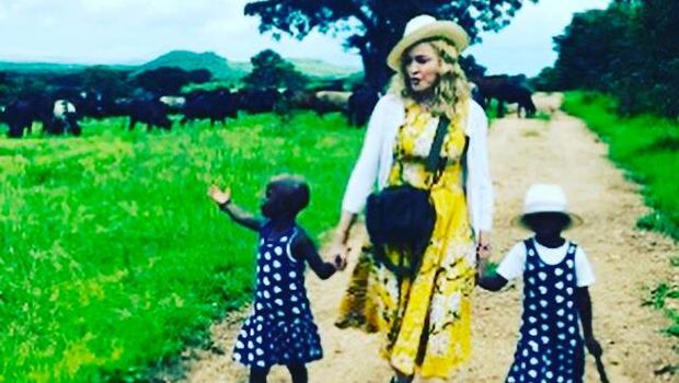 Ini Esther dan Stella, Anak Kembar yang Diadopsi Madonna dari Malawi