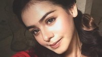Tampilkan sisi rambut lewat volume rambutnya yang di kuncir setengah membuat wajahnya terlihat mempesona. Dok. Instagram/sahilahisyam