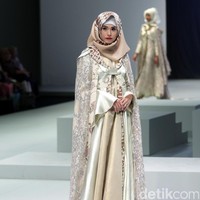Koleksi Errin Ugaru di Indonesia Fashion Week 2017. Jakarta Convention Center. Senayan. Jakarta. [Foto: Mohammad Abduh/Wolipop]