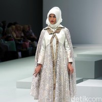 Koleksi Errin Ugaru di Indonesia Fashion Week 2017. Jakarta Convention Center. Senayan. Jakarta. [Foto: Mohammad Abduh/Wolipop]
