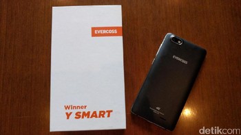 Untuk memori internal 8 GB yang bisa ditambah dengan microSD up to 32 GB. (Foto: detikINET/Muhammad Alif Goenawan)