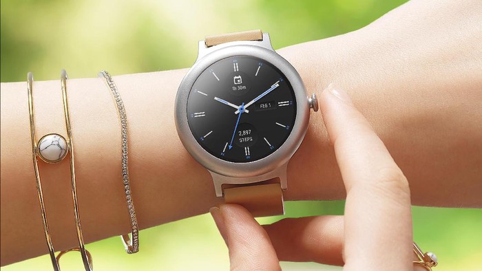 LG resmi merilis dua smartwatch anyar. Mengusung Android Wear 2.0, jam pintar tersebut menawarkan berbagai keunggulan.