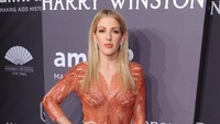 Ellie Goulding terlihat cantik dengan dress orange semi transparan. Craig Barritt/Getty Images for FIJI Water