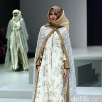 Koleksi Errin Ugaru di Indonesia Fashion Week 2017. Jakarta Convention Center. Senayan. Jakarta. [Foto: Mohammad Abduh/Wolipop]
