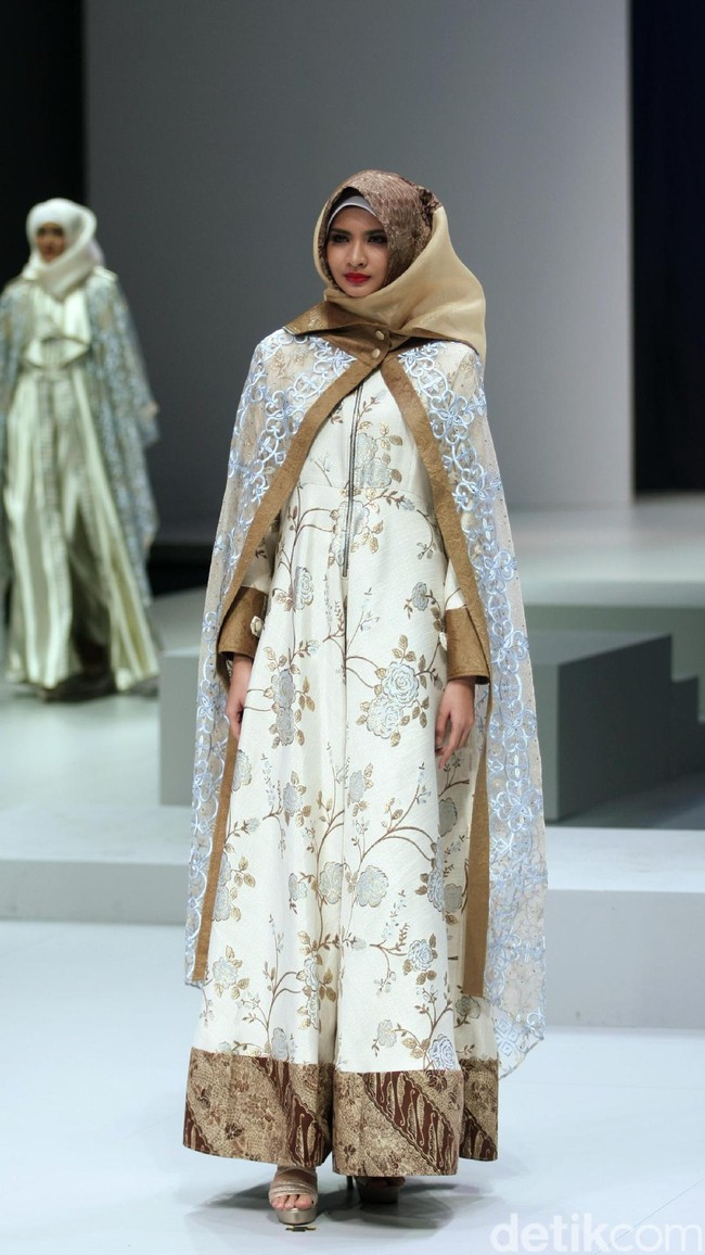 Koleksi Errin Ugaru di Indonesia Fashion Week 2017. Jakarta Convention Center. Senayan. Jakarta. [Foto: Mohammad Abduh/Wolipop]