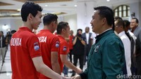 Menpora Imam Nahrawi berjabat tangan dengan Kontingen Indonesia untuk Asian Winter Games 2017.