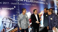 (Ki-ka) Direktur Utama PT Nusantara Pelabuhan Handal Paul Krisnadi, pemegang saham pengendali perseroan Boy Tohir, Komisaris Utama PT Nusantara Pelabuhan Handal Agus Suhartono, dan Komisaris PT Nusantara Pelabuhan Handal Eddy Kuntadi berbincang usai melakukan penawaran saham umum perdana.