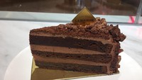 Penyuka cokelat wajib mencicip Black Out. Kue cokelat ini berupa sponge cake dark chocolate dengan chocolate cream dari Valrhona guanaja 70%.