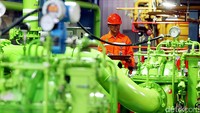 Petugas mengecek saluran pipa PLTP Kamojang.