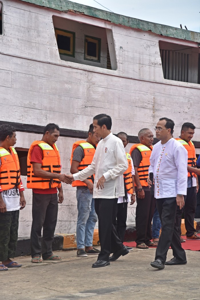 Tingkatkan Keselamatan Pelayaran, Menhub Bagikan Life Jacket